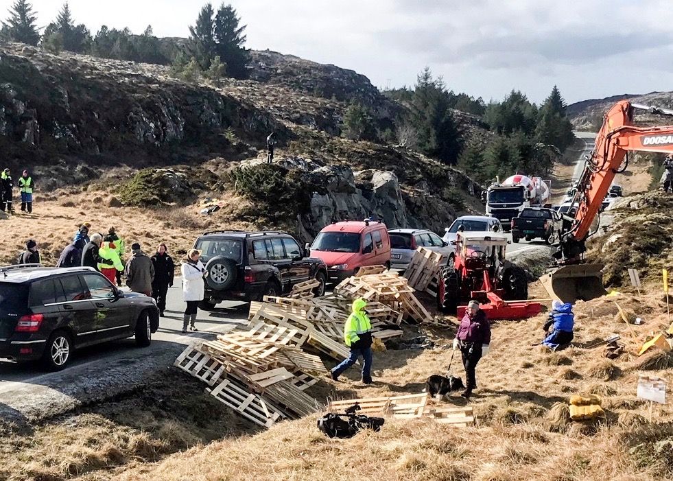 I april aksjonerte demonstranter på Frøya ved å hindre anleggstrafikk i forbindelse med vindkraftanlegget. Foto: Ronny Teigås, NTB scanpix