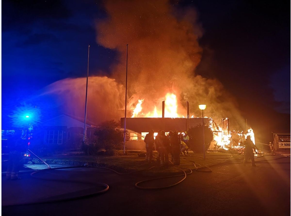 Vindafjordhallen i Rogaland brant natt til mandag ned til grunnen. Årsaken til brannen er foreløpig ukjent. Foto: Politiet