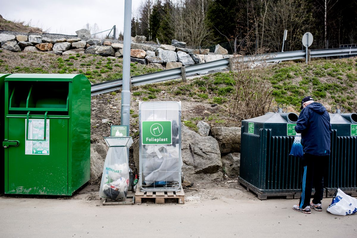 I fjor kastet norske husholdninger i gjennomsnitt 411 kilo avfall per innbygger. Samtidig ble mer levert til materialgjenvinning. Bildet er fra gjenvinningsstasjonen til Follo Ren AS i Ås. Foto: Magnus Knutsen Bjørke