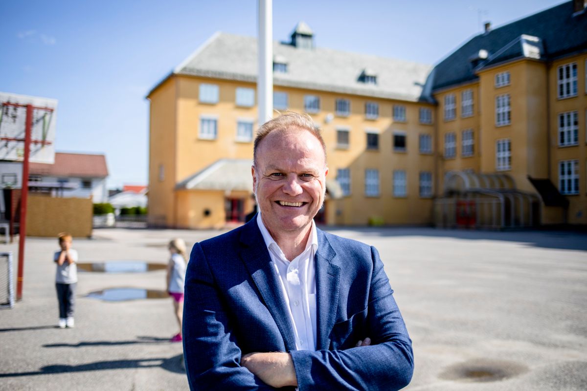 Kommunaldirektør for utdanning i Skedsmo kommune, Arild Hammerhaug, mener nitidig jobbing lønner seg. Her utenfor snart 100 år gamle Volla skole i Lillestrøm sentrum. Foto: Magnus K. Bjørke