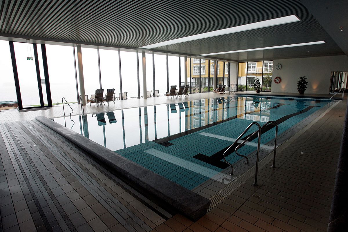 Svømmebassenget på Solstrand Hotel & Bad inngår i prisen og kan benyttes av politikere og ansatte i Bergen kommune. Foto: Hallgeir Vågenes/VG