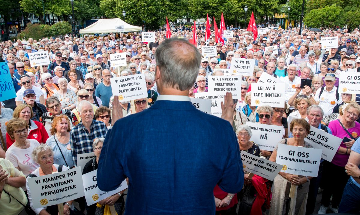 Jonas Gahr Støre er til stede da pensjonistene streiker utenfor Stortinget tidligere i juni. Foto: Terje Pedersen / NTB scanpix