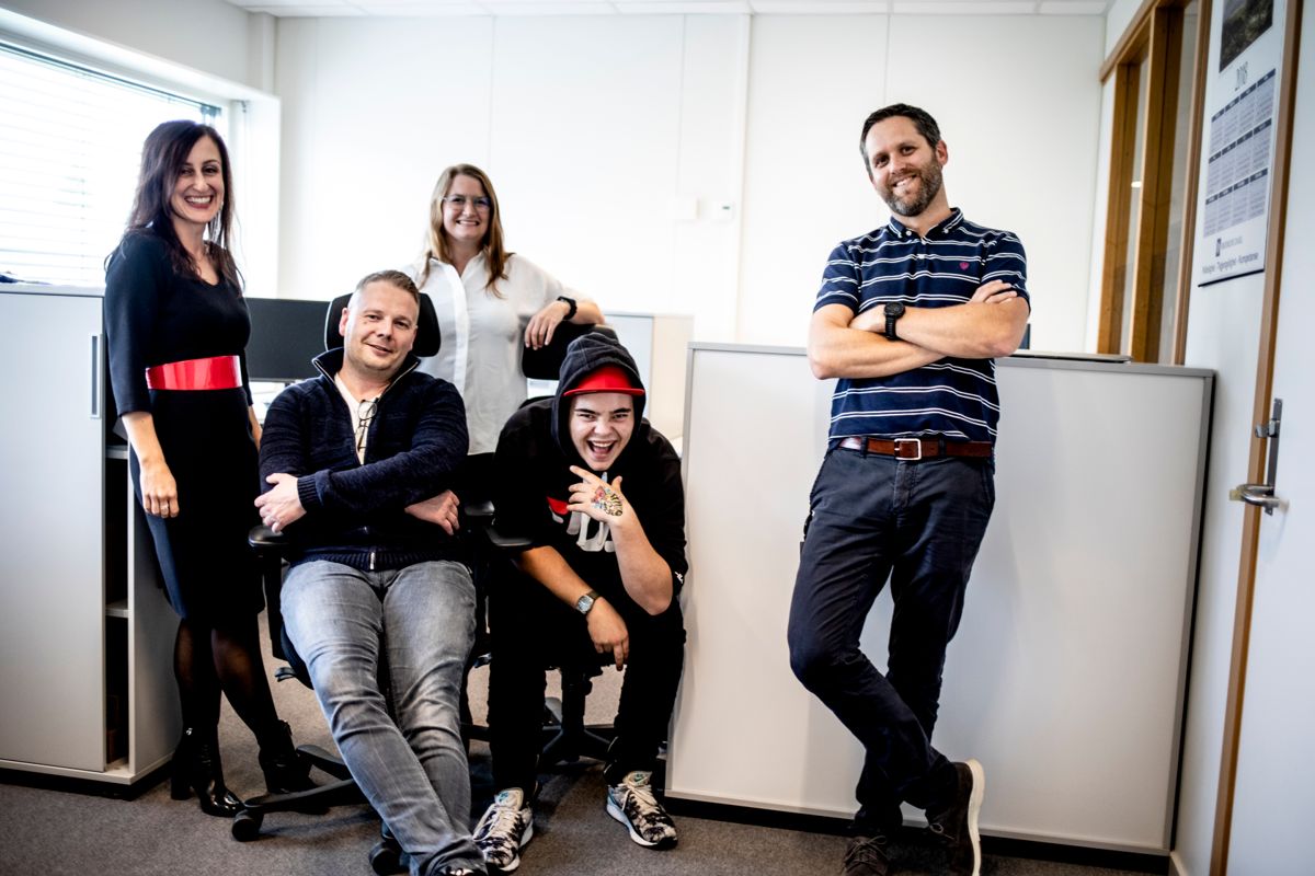 Ullensaker har ansatt et eget innovasjonsteam. Det består av Sara Cecavova (fra venstre), Richard Mack, Fredrik Sørensen og Lars Elstad. Oda Lintho Bue står bakerst. Foto: Magnus Knutsen Bjørke