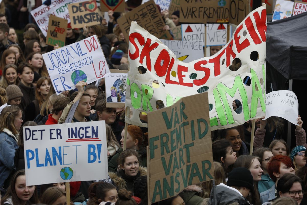 Skoleelever streiker for klimaet utenfor Stortinget i mars. Foto: Tom Hansen / NTB scanpix