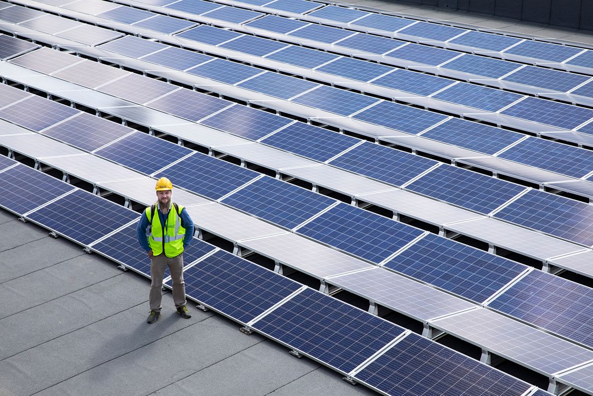 Politikerne kan bruke koronakrisen til å framskynde skiftet til fornybar energi, skriver Jan Inge Krossli. På bildet energi- og enøkingeniør Hallvard Benum på taket til en ungdomsskole i Kongsberg som har solceller på taket.