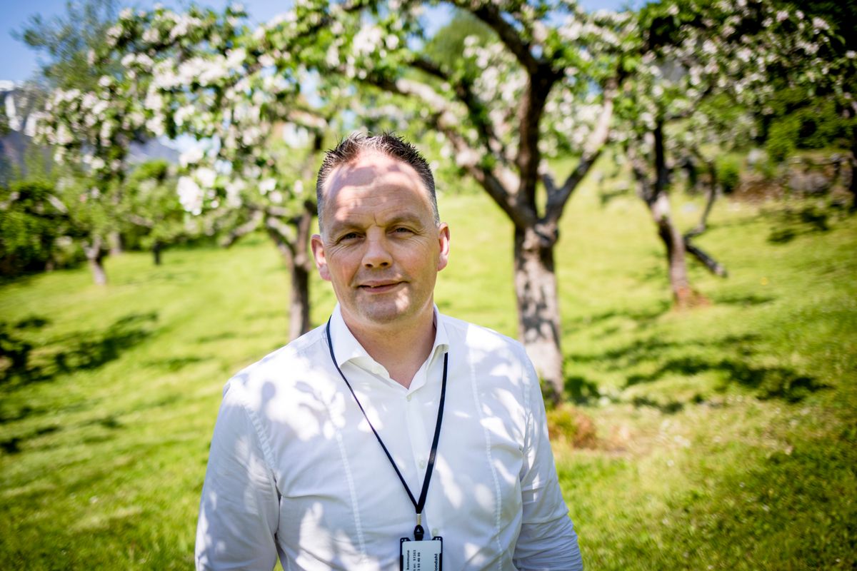 Kommunedirektør Ole-Jørgen Jondahl i Ullensvang sier han generelt sett ikke ønsker en høy strømpris, men bekrefter at det likevel kommer godt med i et år preget av underskudd og lav fondsdekning.