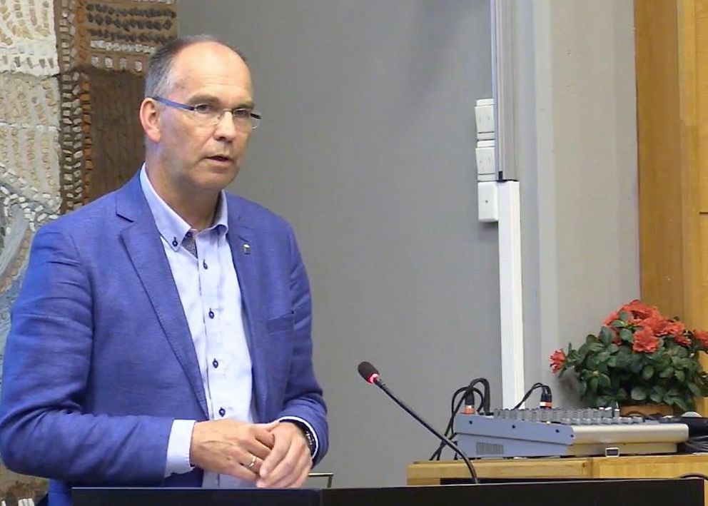 Ordfører Kjetil Glimsdal (KrF) svarte på spørsmål om bruk av KS-advokat i kommunestyret mandag kveld. Bildet er fra opptak av møtet.