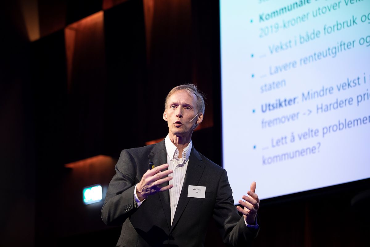 Kyrre Aamdal i DNB Markets tok for seg status i global og norsk økonomi da han holdt foredrag på Kommuneøkonomikonferansen i Oslo. Foto: Terje Lien