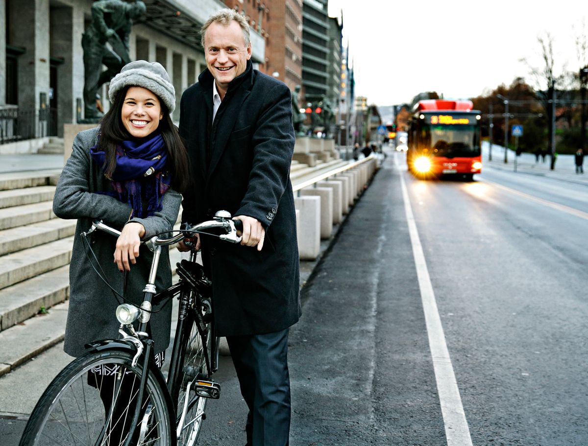 Mange lar seg provosere av restriksjonene på biltrafikken i Oslo og mener byrådet, her ved Raymond Johansen (Ap) og Lan Marie Berg (MDG), bør avstå fra bilbruk. Foto: Aftenposten / NTB scanpix