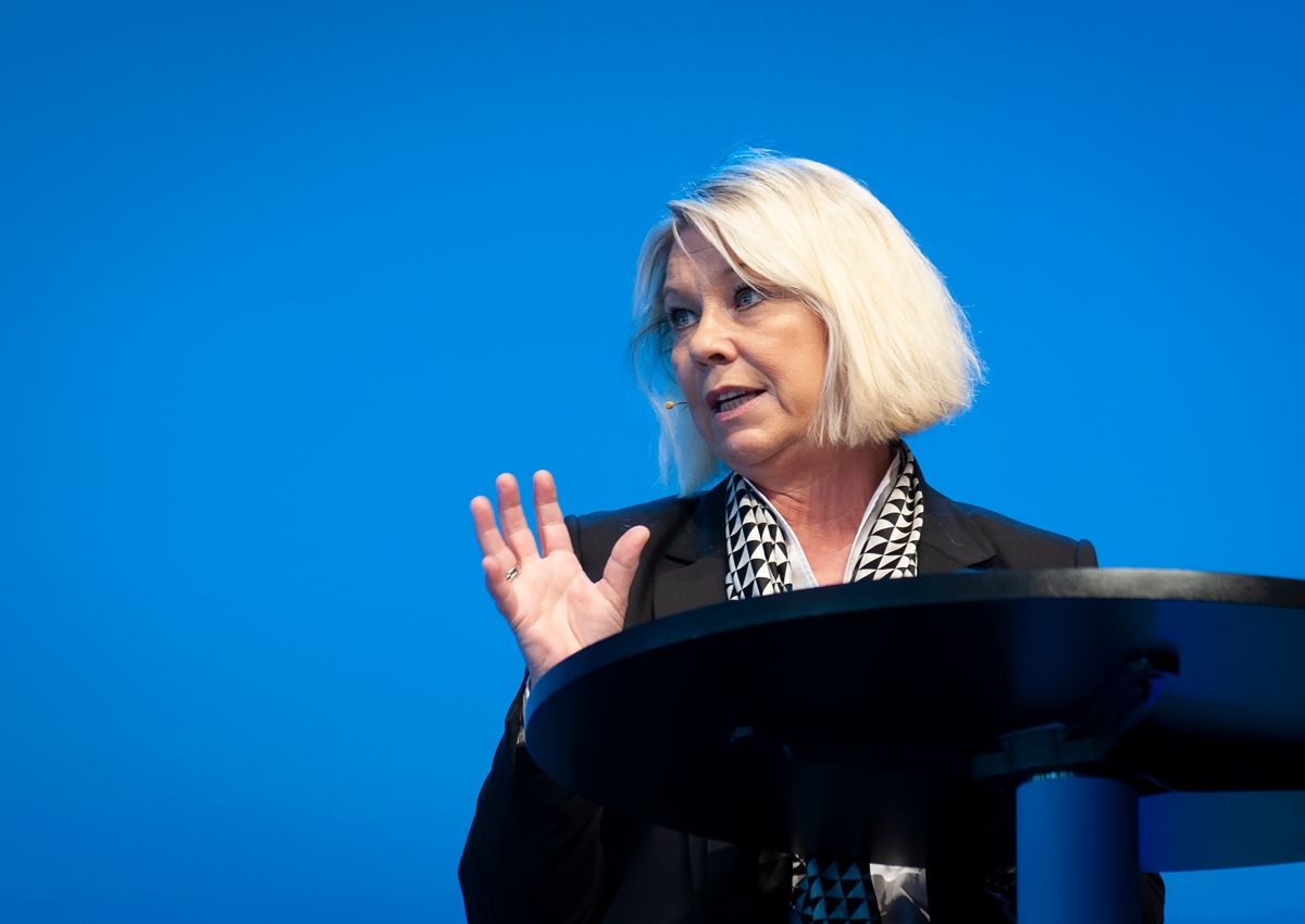 Kommunalminister Monica Mæland (H) svarer på KS' kritikk av fylkeskutt og underfinansiering av regionreformen. Foto: Terje Lien