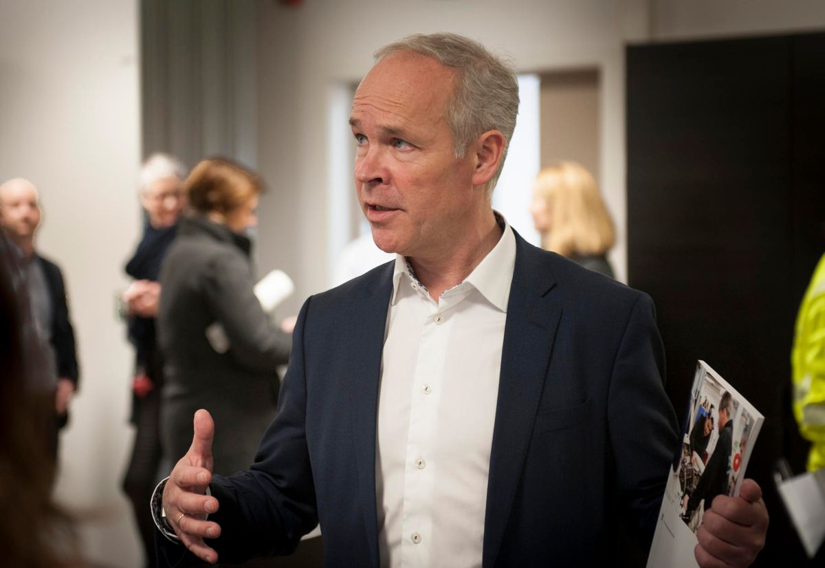 Kunnskaps- og integreringsminister Jan Tore Sanner kaller mobbetallene uakseptable og ber skoleledere skjerpe seg. Foto: Terje Lien