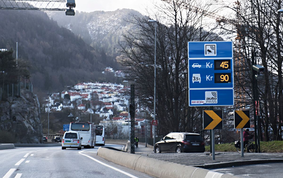 Bompengestasjonen i Sandviken i Bergen, da yrkessjåfører i 2017 hadde kjør-sakte-aksjon mot økning i bompengeavgiftene. Foto: Marit Hommedal / NTB scanpix