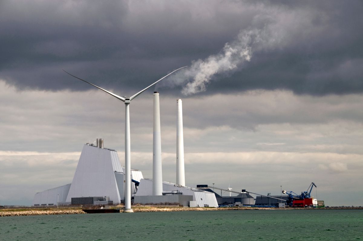 Ved kullkraftverket Avedøreværket i Danmark er det grønne skiftet til fornybar vindkraft på vei. Foto: Lars Laursen/Ritzau/Scanpix
