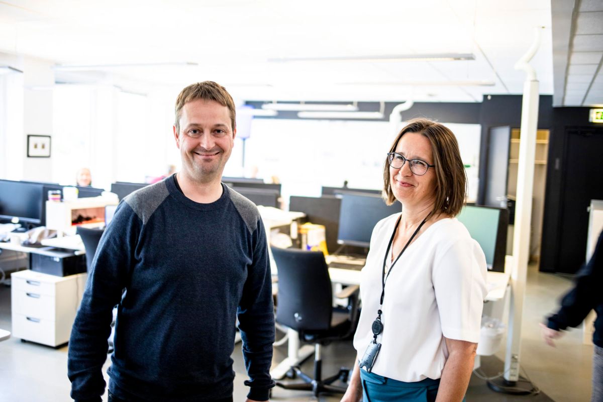 Espen Andersen forlater jobben i NRK, og begynner i Kommunal Rapport. Ansvarlig redaktør, Britt Sofie Hestvik sier hun er veldig glad for rekrutteringen. Foto: Magnus Knutsen Bjørke