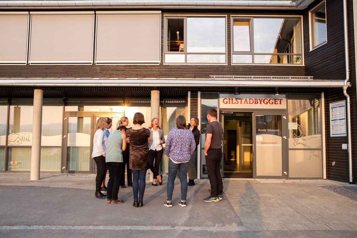 Kommunestyret i Snåsa tar en pause utenfor bygget der møtene avholdes.