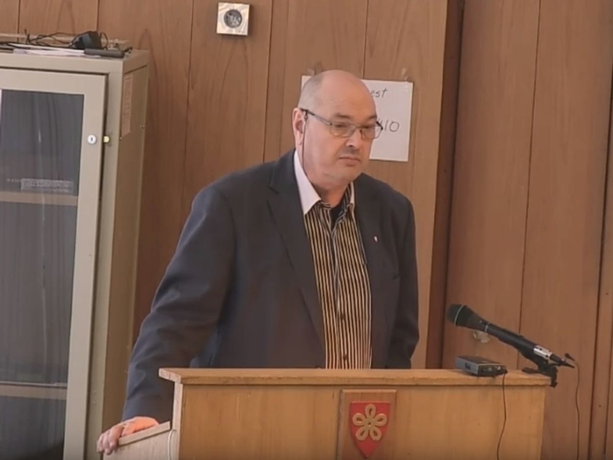 Kjetil Skjeie går av som rådmann i Lødingen med 1 års etterlønn. Skjermdump fra tv-overføring av kommunestyremøtet 28. mars 2019.