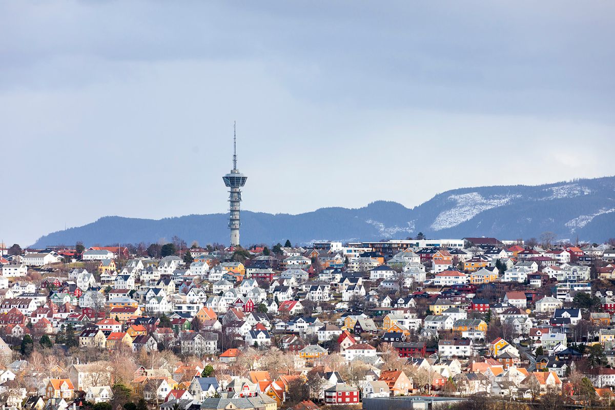 Ifølge Luftkvalitet.info ligger forurensningsnivået i Trondheim på rødt. Bildet viser tårnet på Tyholt. Illustrasjonsfoto: Gorm Kallestad / NTB scanpix