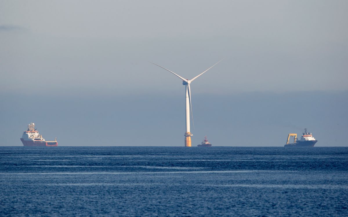 Equinor åpnet sitt vindkraftanlegg i havet utenfor Skotland i 2017. Her slepes en av vindturbinene fra Stord. Foto: Jan Kåre Ness/NTB scanpix