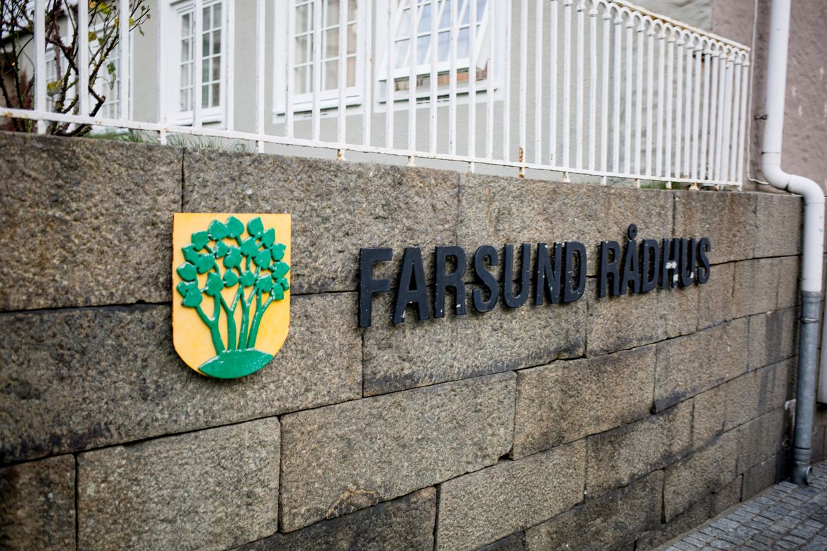 Bak lukkede dører i Farsund rådhus skulle kommunestyre diskutere en sensitiv sak, men lyden fra møtet nådde likevel ut.  Foto: Magnus K. Bjørke