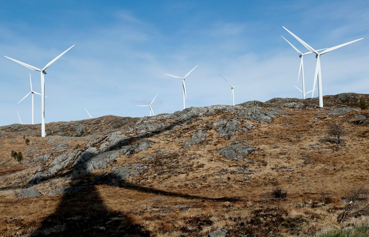 Noen av vindturbinene i Midtfjellet vindpark i Fitjar kommune. På Sørmarkfjellet i Flatanger og Osen kommuner i Trøndelag skal det også bygges vindpark. Foto: Jan Kåre Ness / NTB scanpix