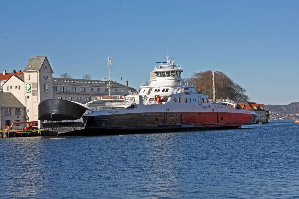 Ny batteridreven ferje som nå trafikkerer Austevollsambandet i Hordaland. Her ligger den til kai i Bergen før den ble satt i drift. Foto: Hordaland fylkeskommune/Stanley Hauge