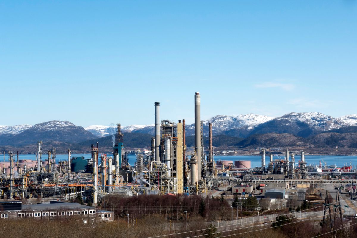 Norges klimautslipp økte med 3 prosent fra 1990 til 2017. I Lindås står oljeraffineriet på Mongstad for største delen av utslippene. Foto: NTB scanpix/REUTERS/Gwladys Fouche