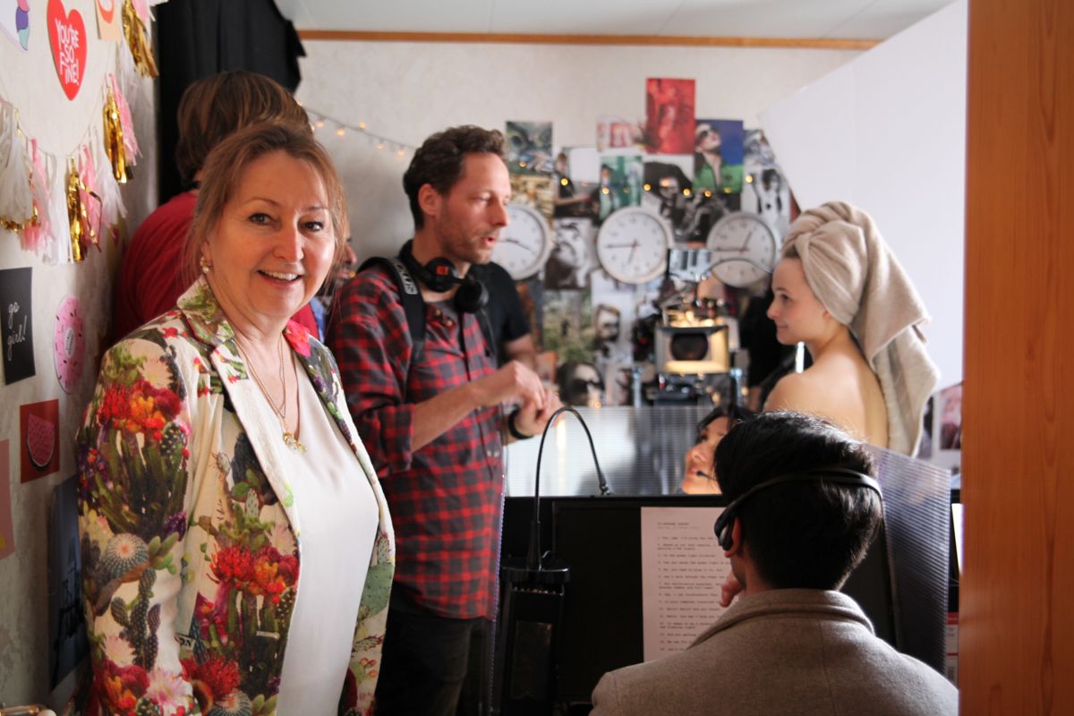 Kampanjen "Lokale valg - lokale konsekvenser" ble filmet på Sinsen i Oslo. KS-leder Gunn Marit Helgesen besøkte location. I bakgrunnen regissør Trond Fausa Aurvåg og skuespillere. Foto: KS