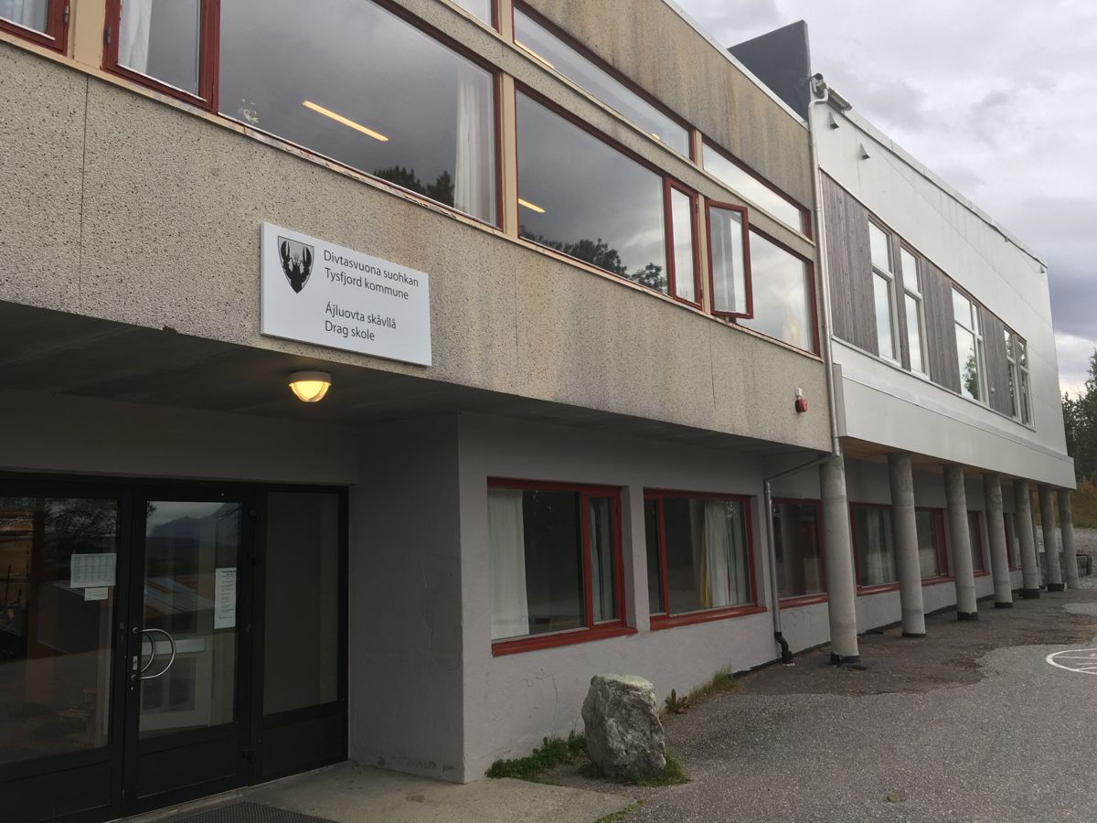 Tysfjord har tre grunnskoler. Drag, som er en 1-10 skole med 118 elever, er en av dem. Skolen har lulesamisk og norsk som førstespråk. Foto: Tysfjord kommune