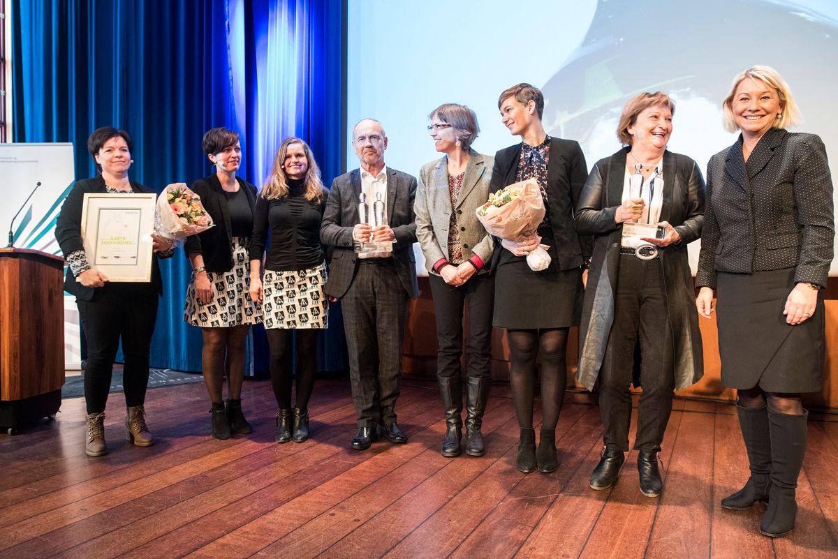 Kommunalminister Monica Mæland (til høyre) sto for utdelingen av klarspråkprisene 2018. Hå komune inntok podiet som prisvinner sammen med Utlendingsnemnda og Connie Slettan Olsen. Foto: Difi