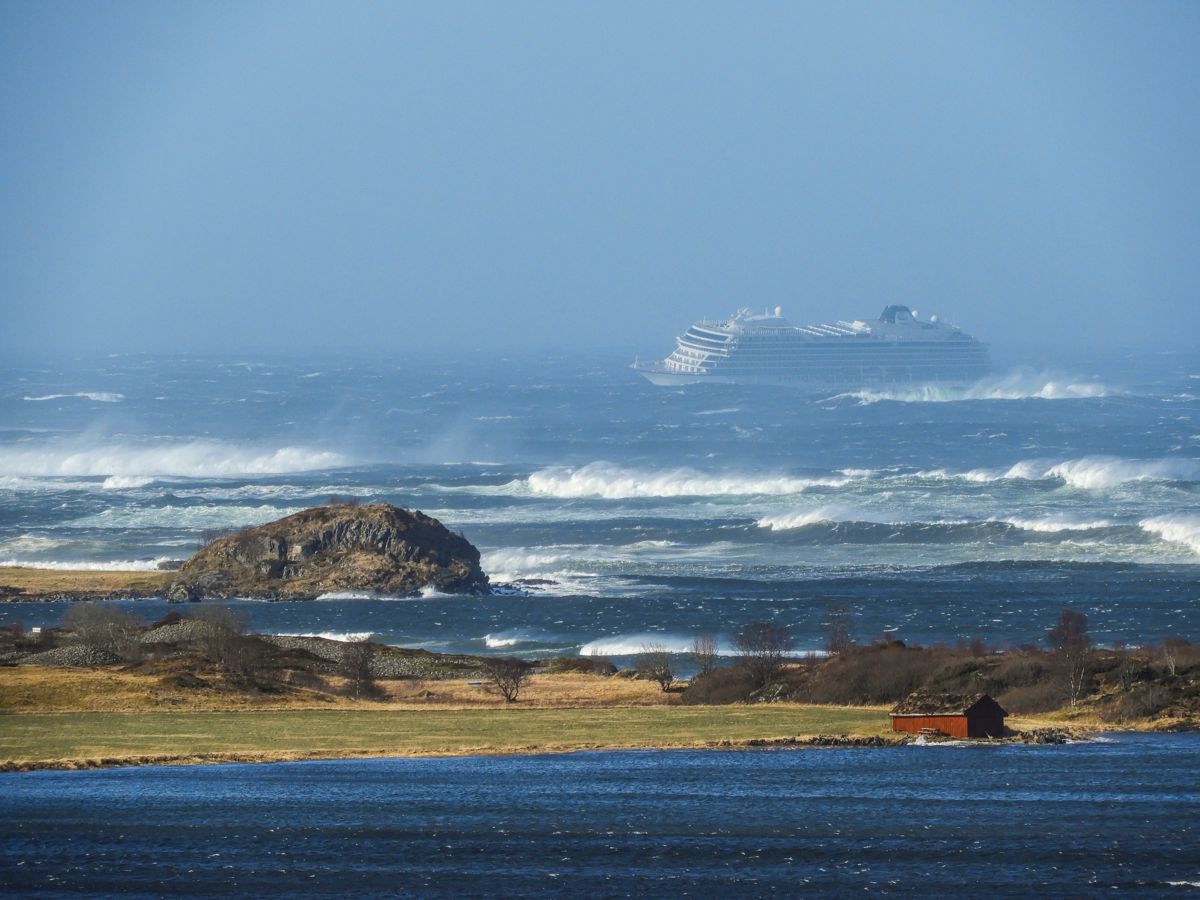 Cruiseskipet Viking Sky sendte ut nødmelding etter at motorene sviktet utenfor Hustadvika i Fræna lørdag. Skipet var 100 meter unna å grunnstøte. Foto: Frank Einar Vatne/NTB scanpix