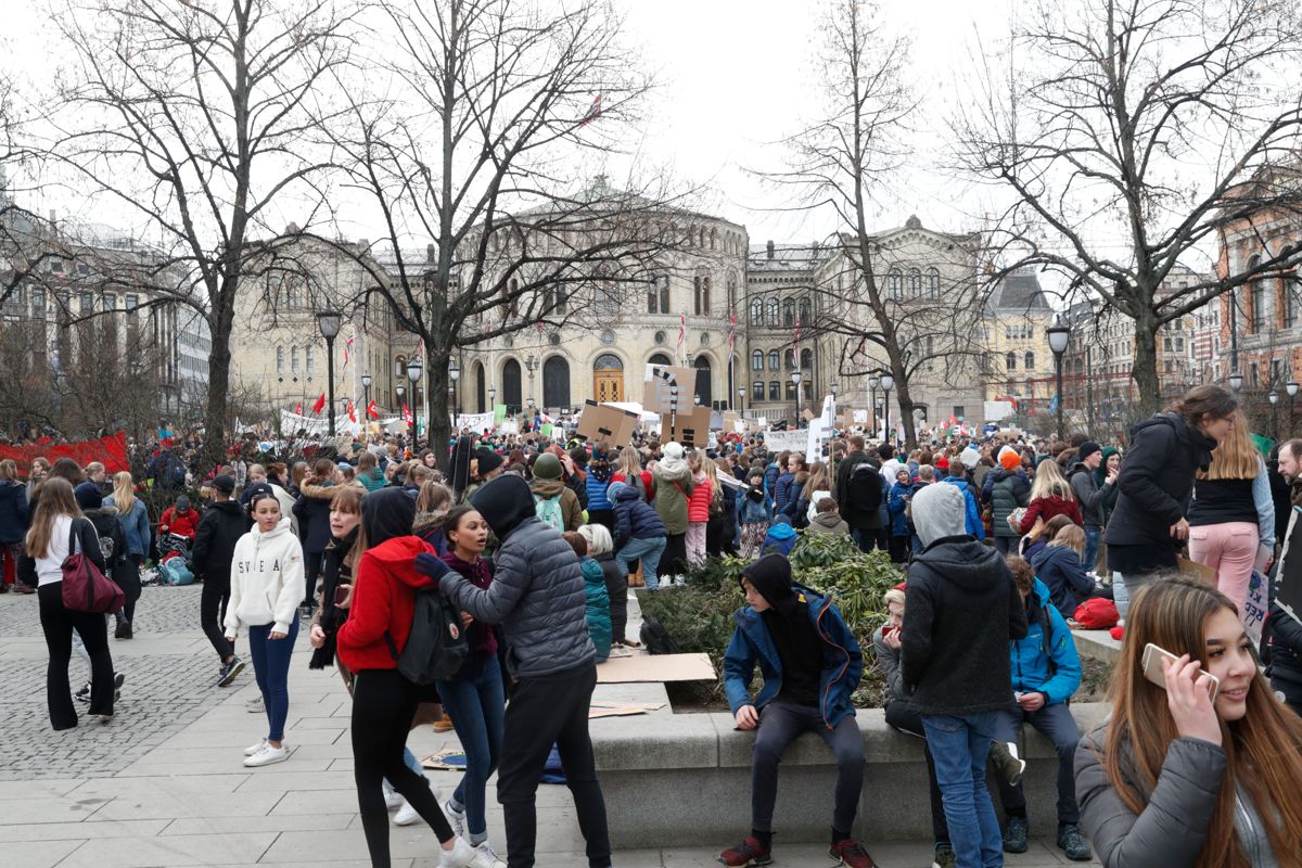 Mange elever møtte opp foran Stortinget fredag for å delta i skolestreiken for klima. Foto: Terje Bendiksby / NTB scanpix