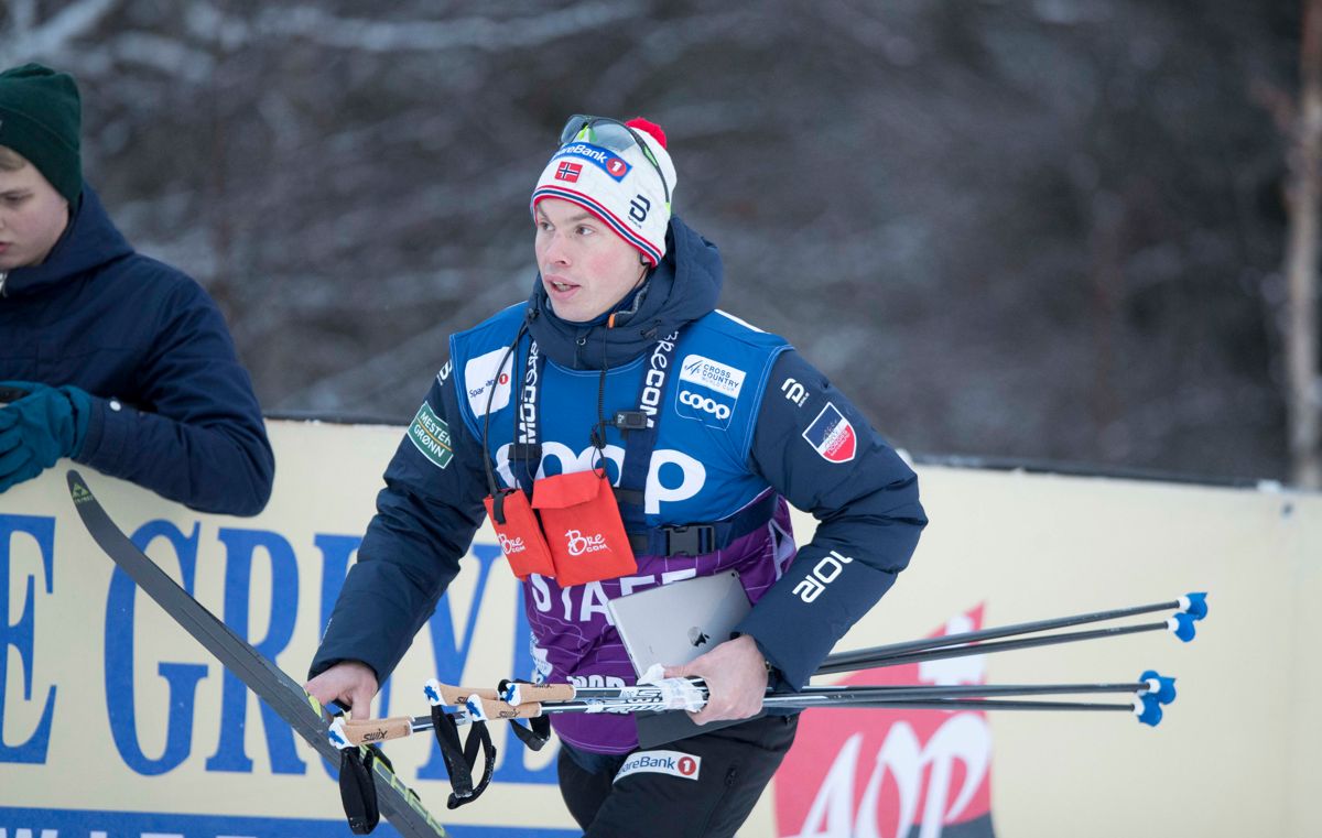 Her er landslagstrener Geir Endre Rogn i full fart under 10 km klassisk i Ruka i 2018. Nå har han søkt jobben som rådmann. Foto: Terje Pedersen/NTB scanpix