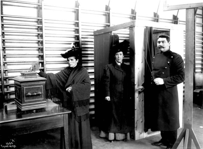 Fra valget i 1909. Dette året var 19.570 personer suspendert fra å stemme. Foto: Norsk Folkemuseum
