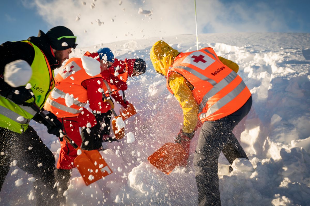 Redningsarbeidere fra Røde Kors graver etter en person i et snøskred på Finse under en øvelse. Foto: Heiko Junge / NTB scanpix.