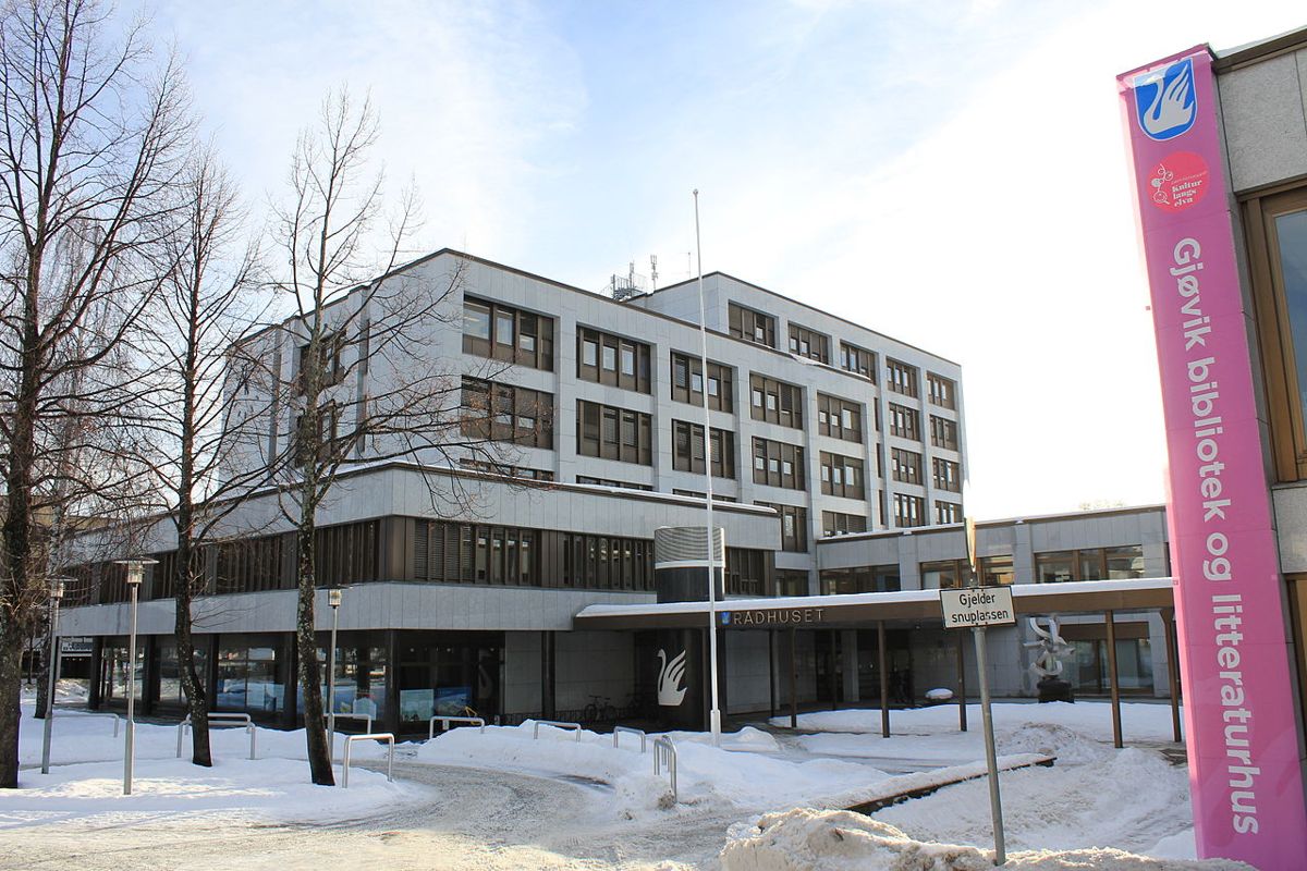 Gjøvik kommune drifter såvidt i pluss i fjor, og ligger på nivå med mange andre kommuner i Innlandet. Foto: Øyvind Holmstad, Wikimedia Commons. Creative Commons-lisens.