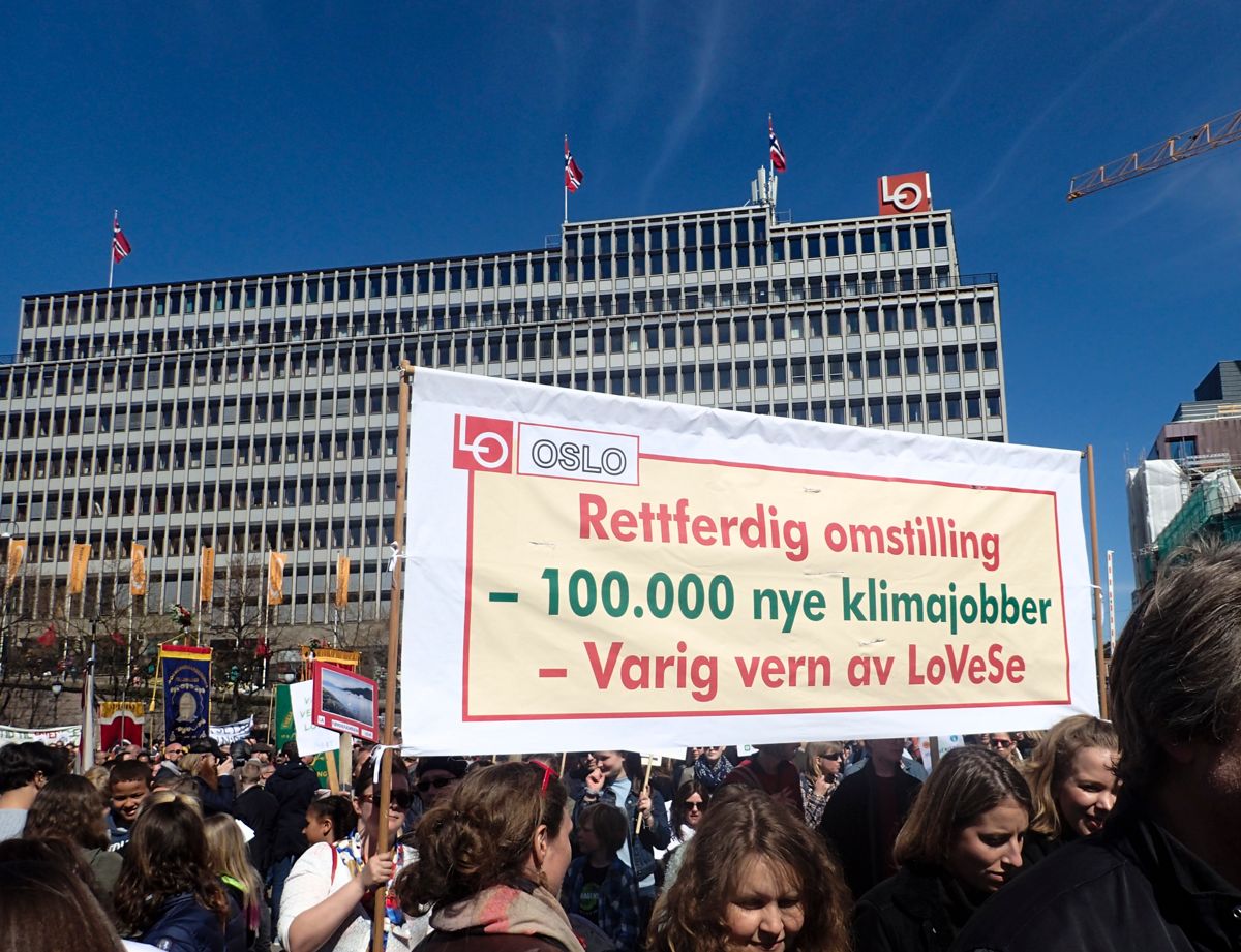 Konsekvensutredning av eller vern mot oljeaktivitet utenfor Lofoten, Vesterålen og Senja vekker sterke følelser, her fra en 1.-mai-demonstrasjon i Oslo i 2017. Foto: Vidar Ruud / NTB scanpix