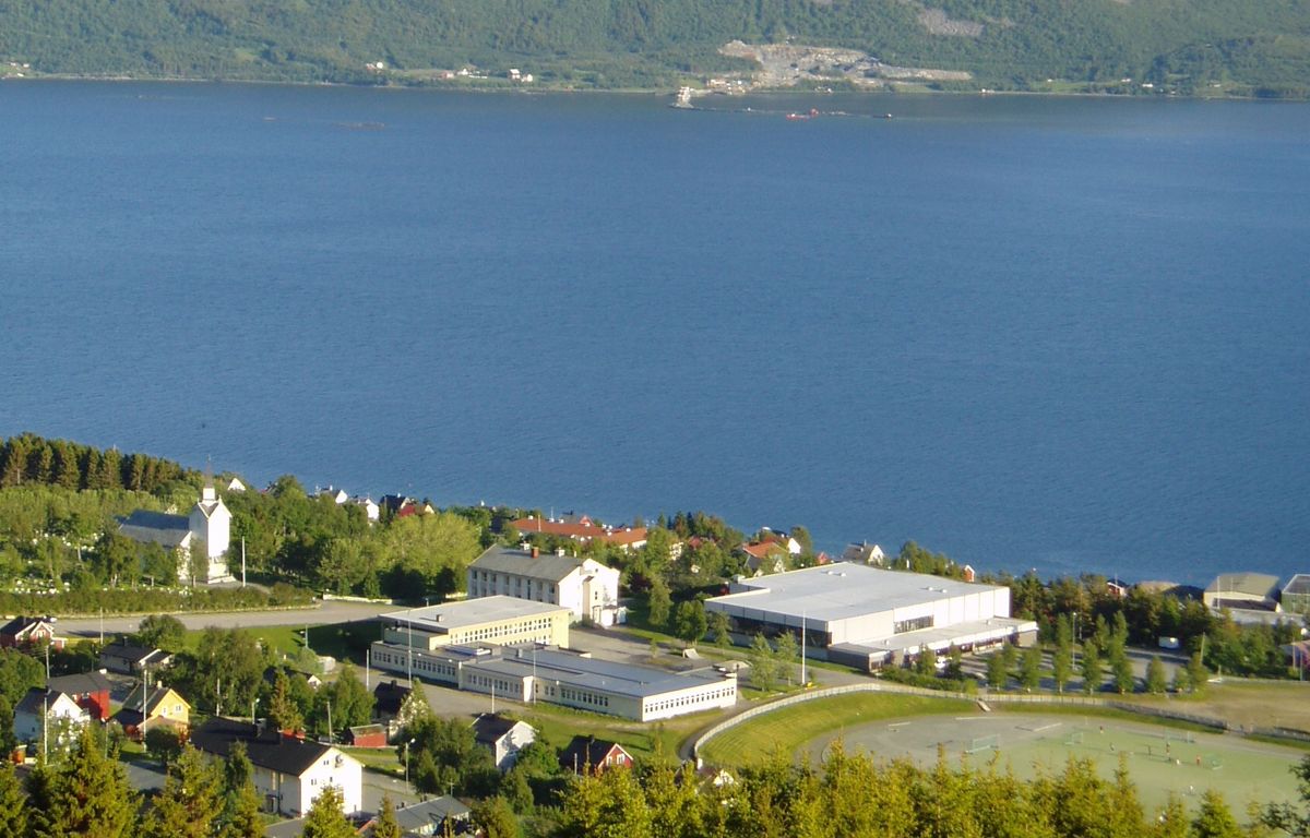 Resultatet i Kvæfjord er det beste som Kommunal Rapport har registrert for kommunen i moderne tid. Kommunen fikk utbetalt 14 millioner kroner fra Havbruksfondet i fjor. Det er penger som skal føres som en driftsinntekt, og som forbedrer resultatet. Foto: Asbjørn Håkonseth, Wikimedia Commons. Creative Commons-lisens