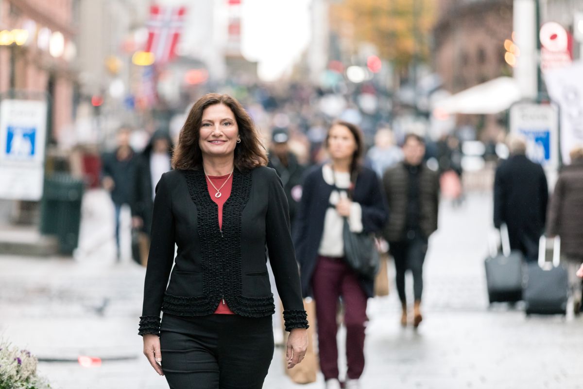 Direktør Libe Rieber-Mohn i IMDi oppfordrer folk til å stemme på sin favoritt. Foto: Beate Willumsen