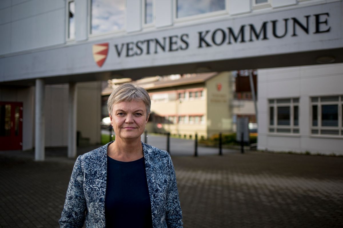 administrasjonssjef i Vestnes kommune, Tone Roaldsnes, avviser at det er en økonomisk krise på gang i kommunen. Foto: Magnus K. Bjørke