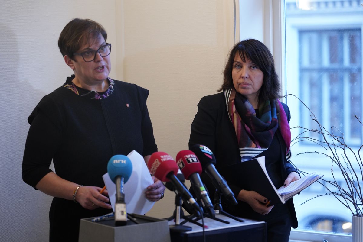 Den statlige granskingskommisjonen legger frem sin rapport om Tolgasaken. Ordfører Ragnhild Aashaug og rådmann Siv Stuedal Sjøvold er tilstede.