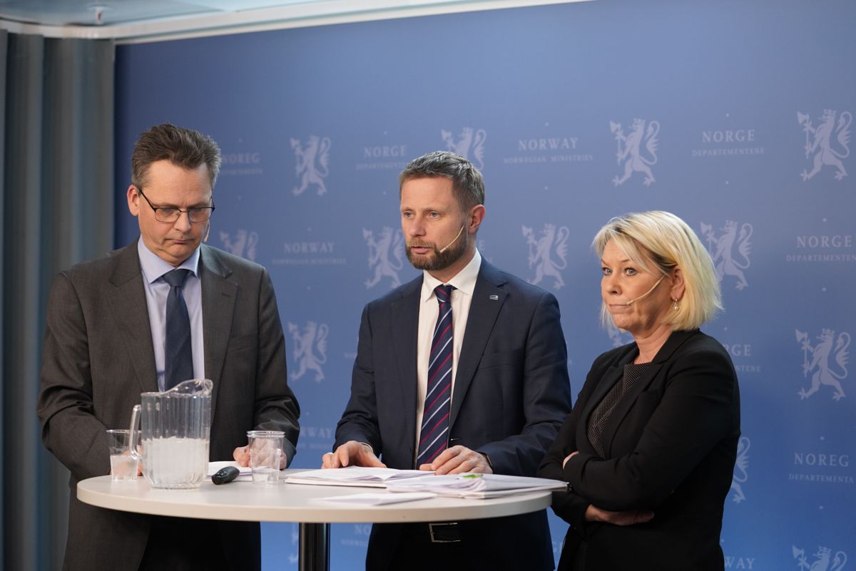 Helsetilsynet, Statens sivilrettsforvaltning og Fylkesmannen i Hordaland leverer sin rapport om den såkalte Tolga-saken til helseminister Bent Høie, statssekretær Torkil Åmland fra Justisdepartementet og kommunal- og moderniseringsminister Monica Mæland. Foto: Fredrik Hagen / NTB scanpix