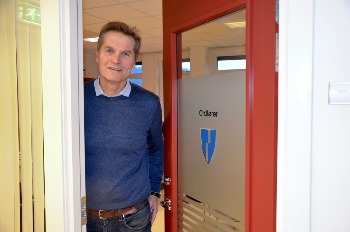 Ordfører Rolf Johan Hurlen (H) i Nesset ønsker innbyggerne velkommen inn på sitt kontor. Det trekker også opp i Forbrukerrådets servicetest. Foto: Britt Glosvik