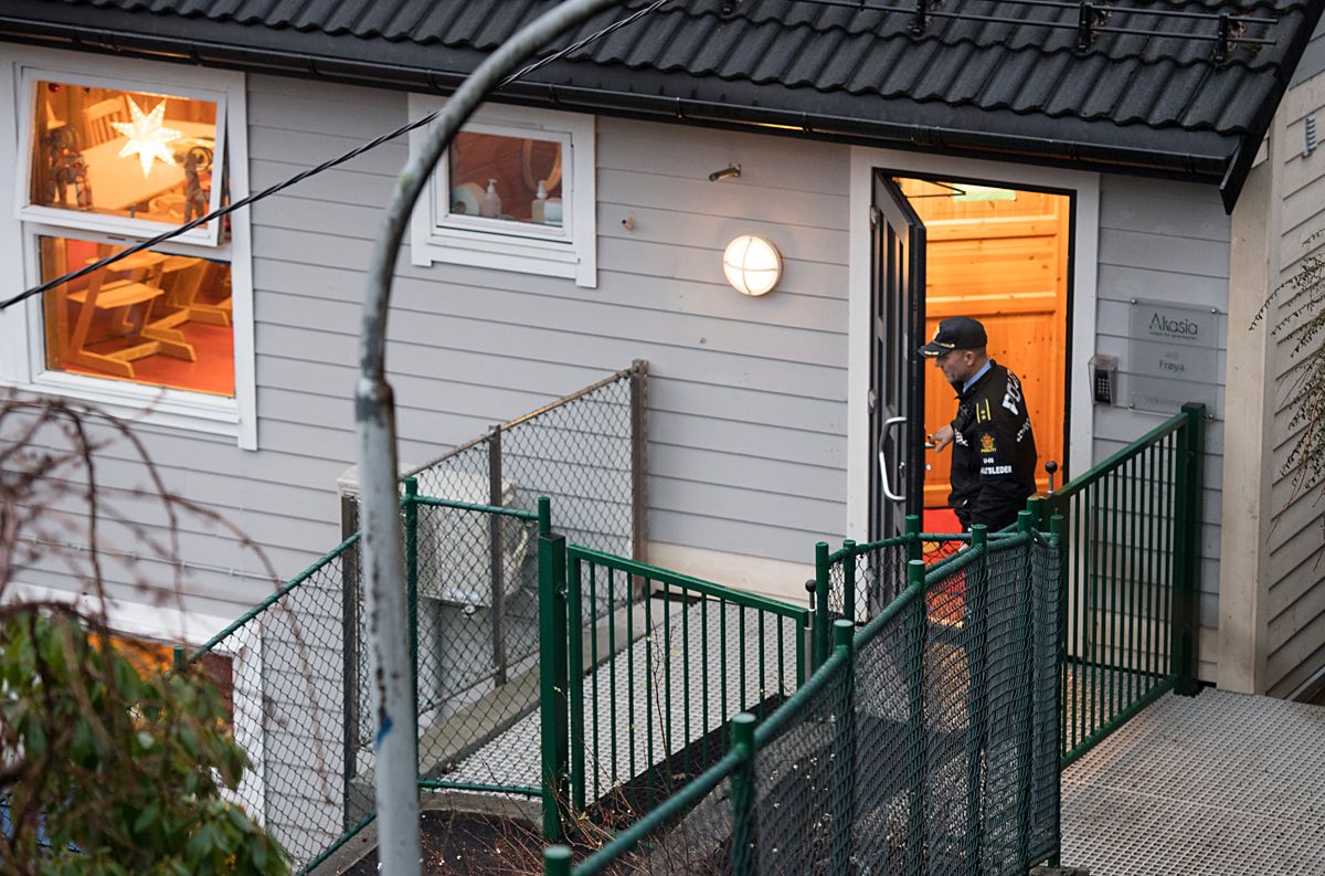 To ansatte i barnehagen etterorskes etter at ettåring omkom. 
Foto: Marit Hommedal / NTB scanpix