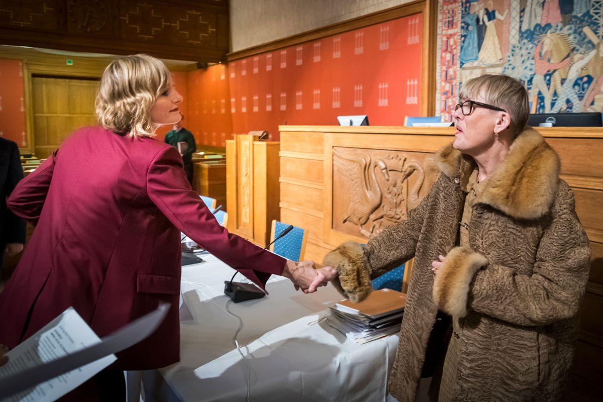 Tidligere skoledirektør Astrid Søgnen (t.h.) og skolebyråd Inga Marte Thorkildsen tar hverandre i hånden etter torsdagens høring i Oslo bystyre. Foto: Heiko Junge / NTB scanpix