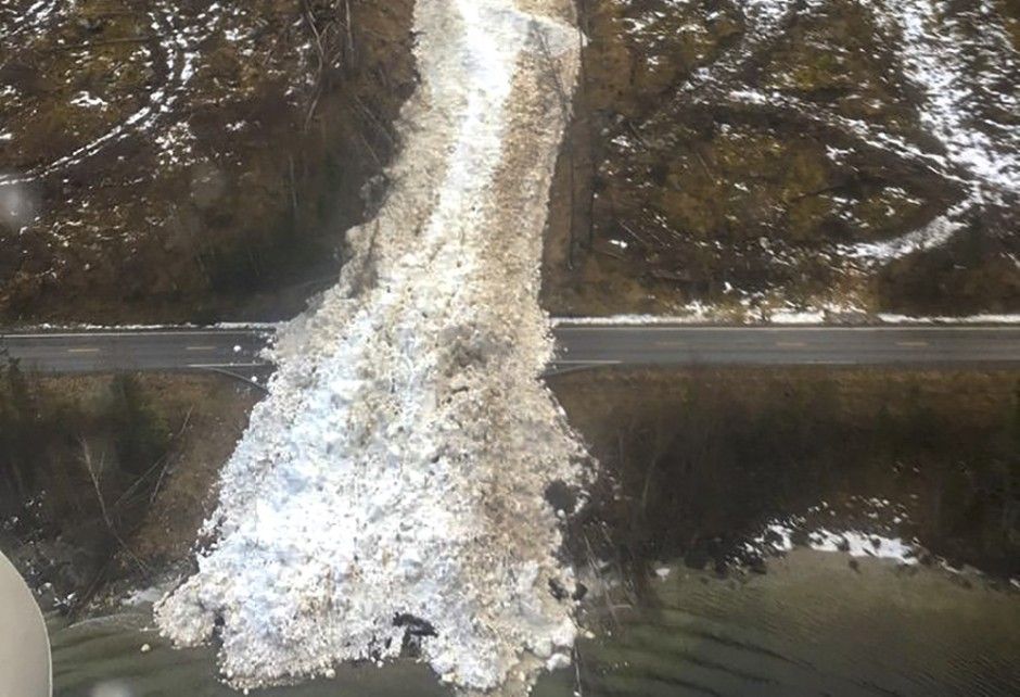 Et fem meter høyt snøskred sperret E39 ved Hornindalsvatnet i Sogn og Fjordane i mars i fjor. Nå vil NVE sikre kommunene bedre grunnlag for å vurdere risikoen for stein-, jord- og snøskred. Foto: Norske redningshunder