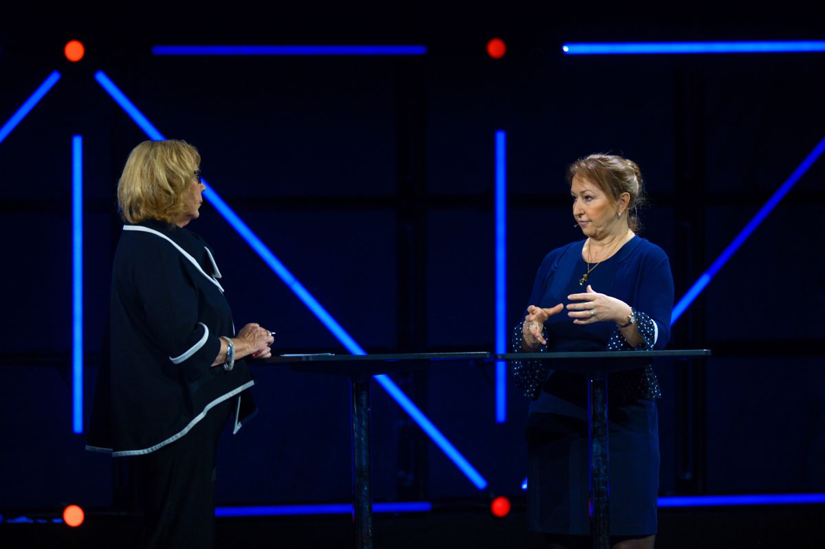 KS-leder Gunn Marit Helgesen i samtale med Anne Grosvold på NHOs årskonferanse i Oslo Spektrum i formiddag. Foto: Martin Slottemo Lyngstad/NHO