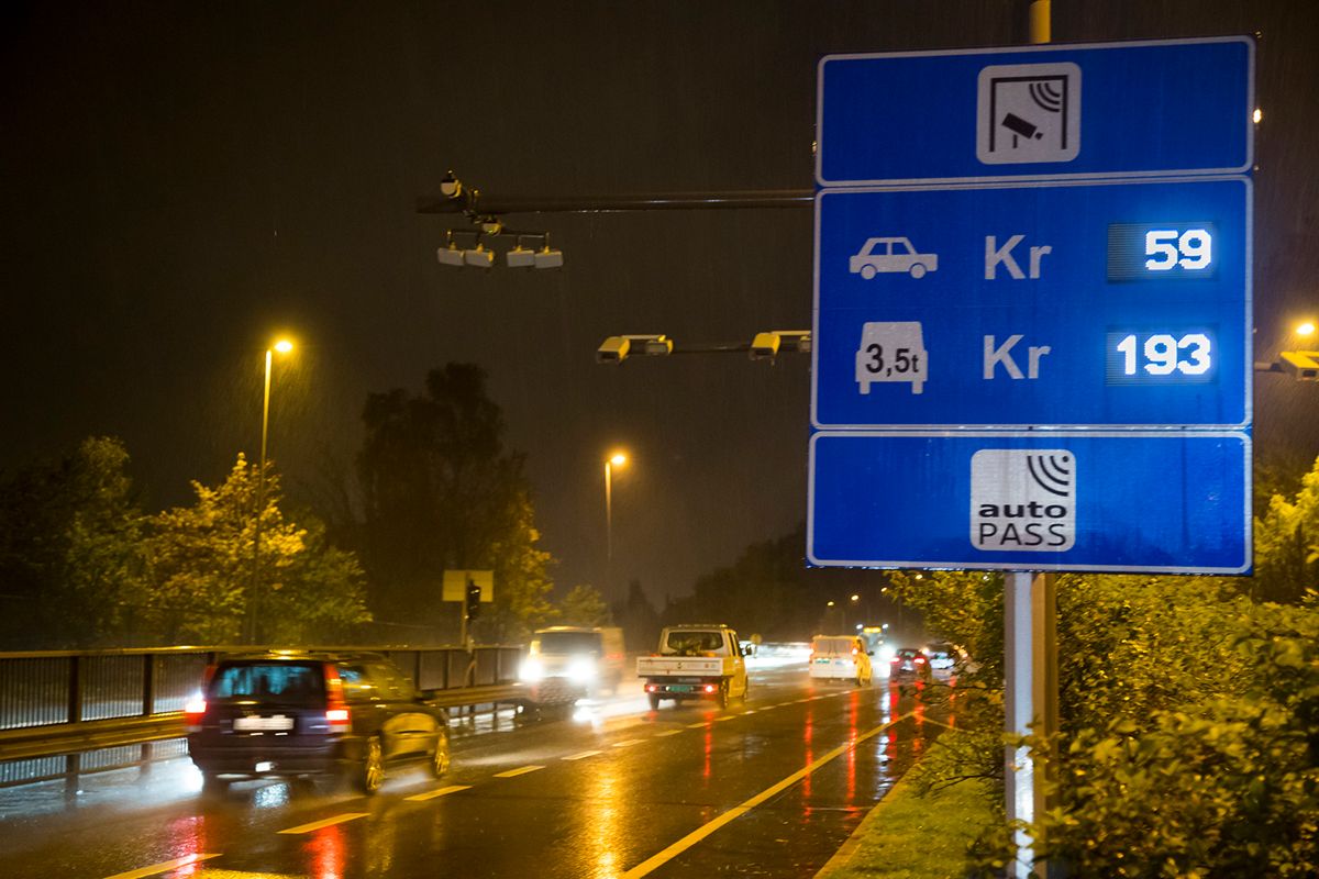 De upopulære bomstasjonene kan forsvinne til fordel for en avgift per kjørte kilometer. Foto: Heiko Junge / NTB scanpix