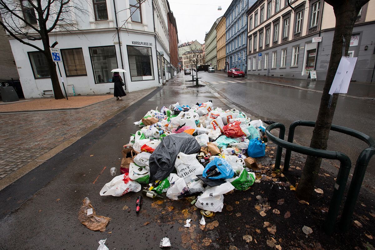 Slik så det ut i Oslos gater da Veireno hadde store problemer med å få hentet alt avfallet i november 2016. Foto: Terje Bendiksby / NTB scanpix