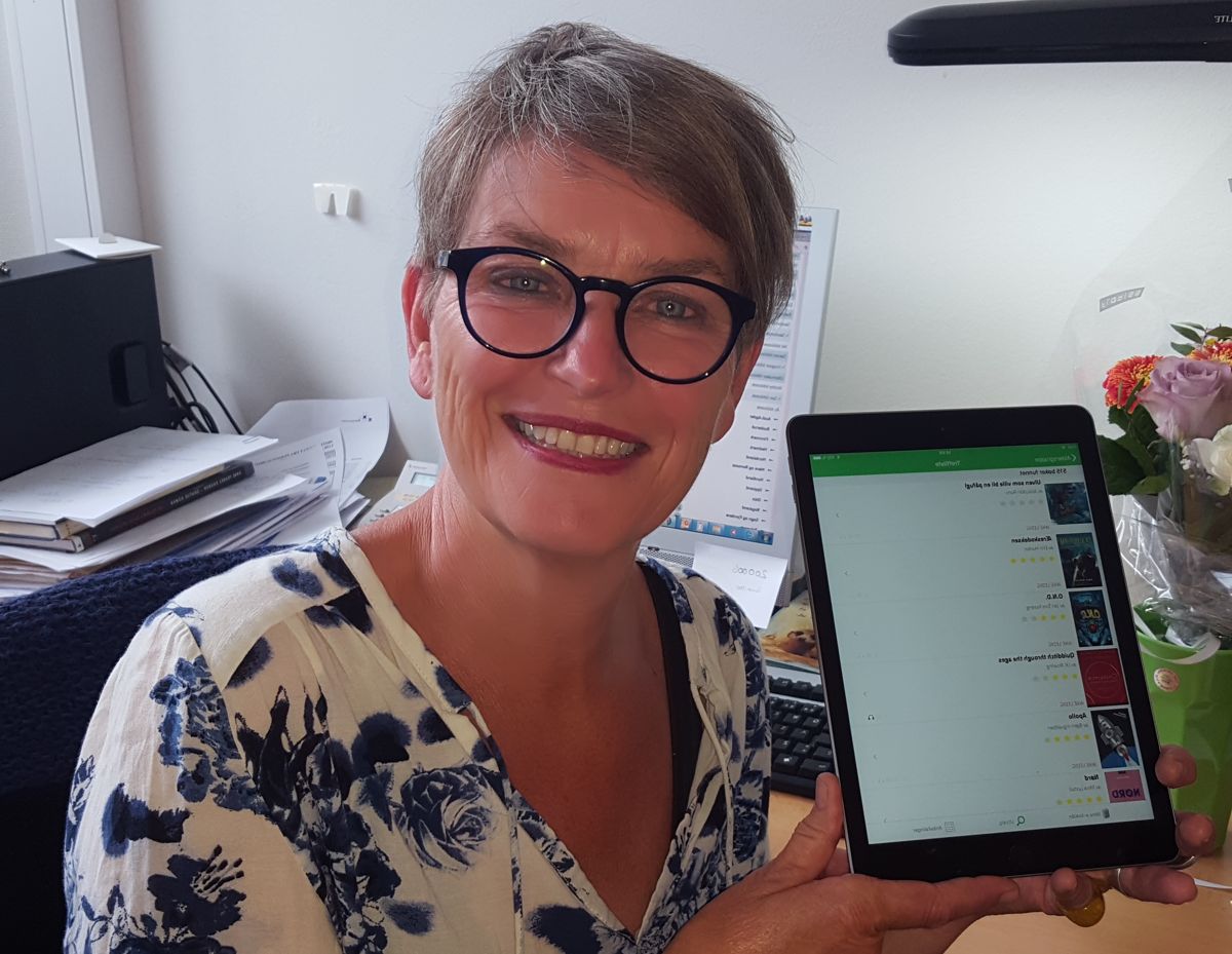 E-GLEDE: Skolebibotekar Lotte Semb, formidler kunnskap om utlån av e-bøker til unge skoleelever. Det tror hun har bidratt til en økning i utlån av e-bøker i Ås kommune.