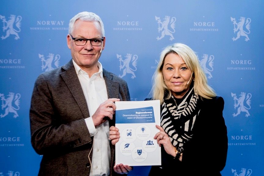 Utvalgsleder Terje P. Hagen overleverte tidligere i år meldingen om nye oppgaver til fylkeskommunene til kommunalminister Monica Mæland (H). Foto: Magnus Knutsen Bjørke